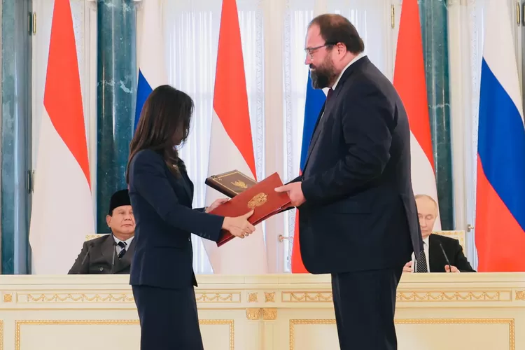 Presiden Republik Indonesia Prabowo Subianto dan Presiden Federasi Rusia Vladimir Putin menyaksikan langsung dimulainya implementasi kerja sama strategis digital antara Indonesia dan Rusia. Momen penting ini ditandai dengan prosesi pertukaran sejumlah dokumen kerja sama bilateral di Istana Konstanti