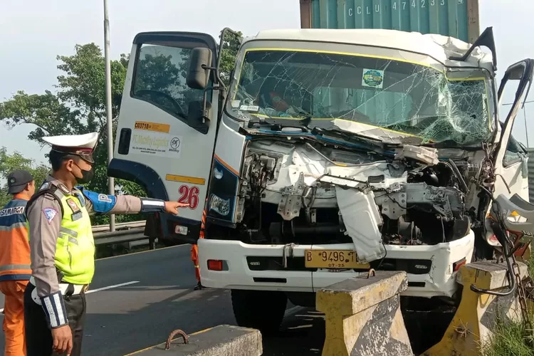 Ini Kronologi Truk Trailer Tabrak Kendaraan Misterius Di Tol Sidoarjo ...