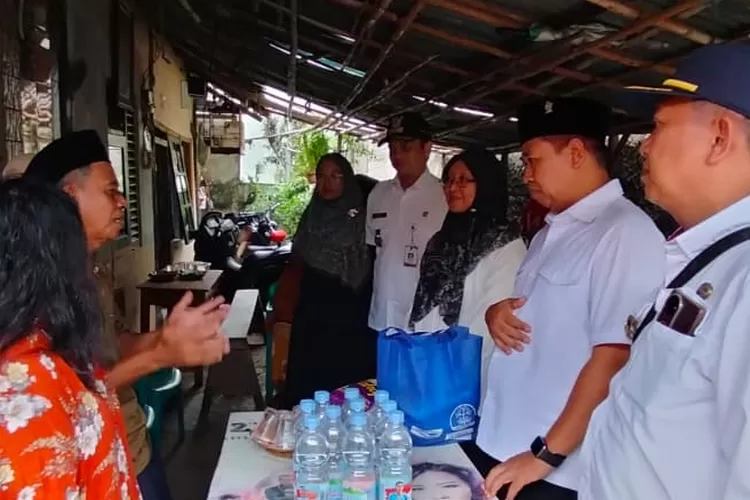 Wakil Ketua Komisi A DPRD Depok, Imam Turidi (Kedua dari kanan) bersama pemerintahan Kelurahan Tanah Baru, Beji, saat menyambangi rumah anak yang sakit, Rabu (12/11). (FAHMI/RADAR DEPOK)