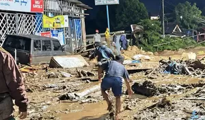 Hujan Deras Picu Banjir Bandang di Arosuka, Petugas Masih Lakukan Evakuasi dan Pendataan