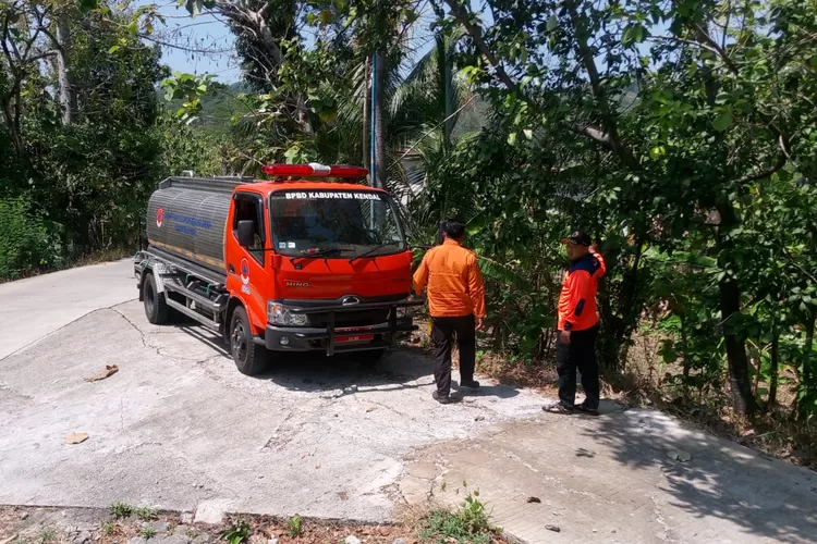 BPBD Kendal mengirim air bersih yang didrop disumber air yang akan disalurkan ke rumah warga di desa Sidodadi Patean.  (edi prayitno/konributor kendal)