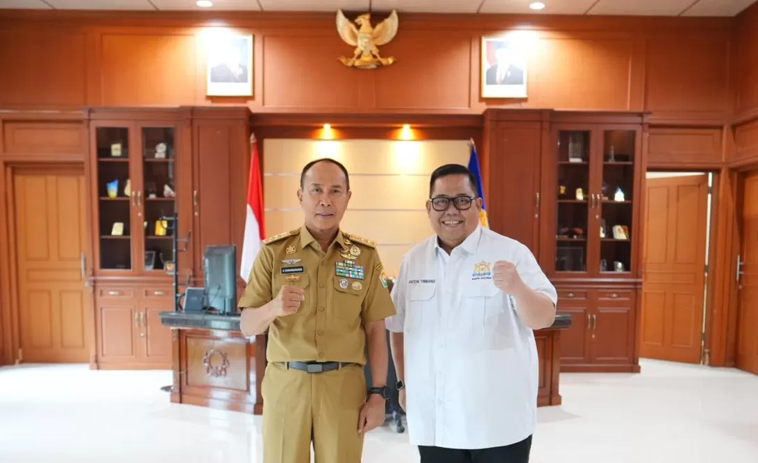 Ketua Kadin Anton Timbang bersama Gubernur Sultra Andi Sumangerukka