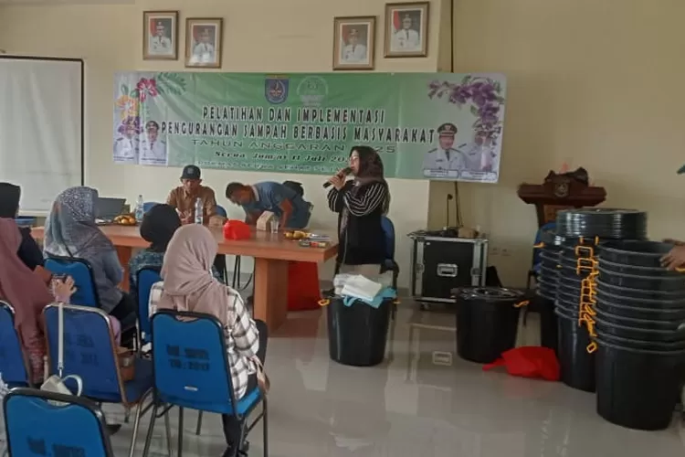 MENGHELAT : Sekretaris Kelurahan Serua, Komarudin (tengah) mensosialisasikan Pelatihan dan Implementasi Pengurangan Sampah Berbasis Masyarakat di Aula Kantor Kelurahan Serua, Kecamatan Bojongsari, Jumat (12/7). (RISKY DWI LESTARI/RADARDEPOK)