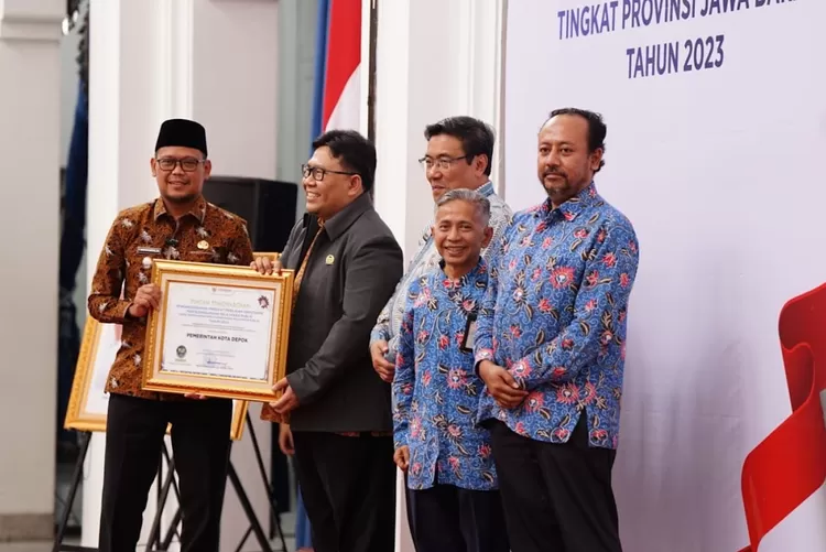 Wakil Walikota Depok, Imam Budi Hartono, menerima penghargaan predikat kepatuhan standar pelayanan publik tingkat Jawa Barat dari Ombudasman, di Gedung Sate, Bandung, Jumat (22/12). 