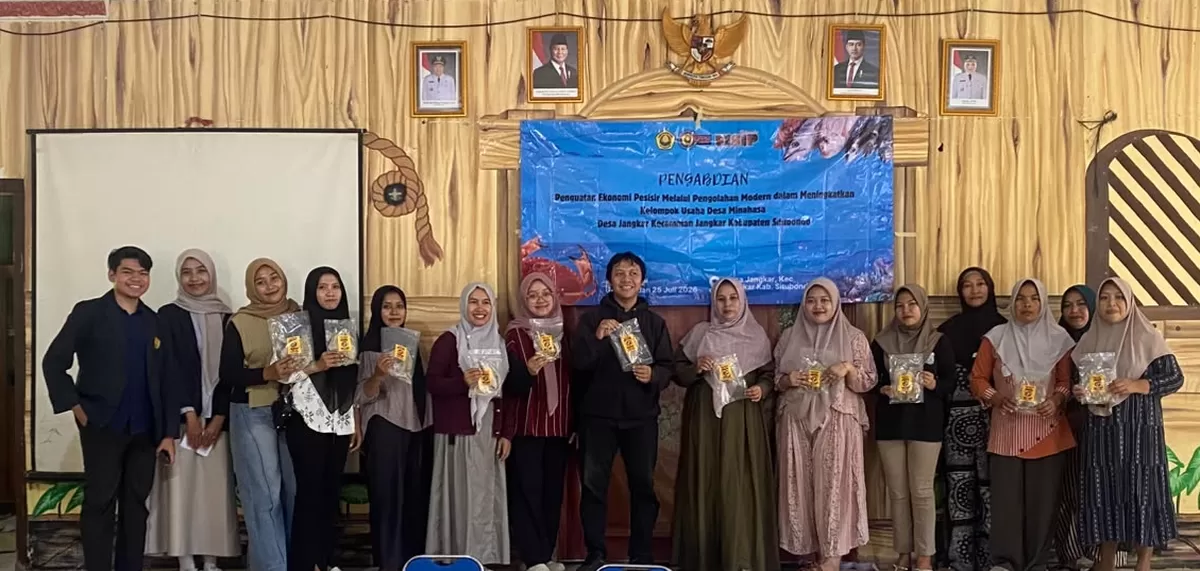 Tim LP2M Unej bersama Kelompok Usaha Minaharta menunjukkan kemasan produk olahan ikan usai acara pembukaan pelatihan. (SketsaNusantara.id)