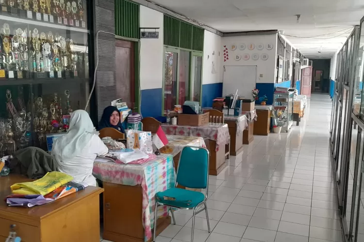 MEMPRIHATINKAN : Tenaga pengajar SMPN 10 Depok, Kelurahan Bedahan, Kecamatan Sawangn, Kota Depok, terpantau bekerja di luar ruangan, Kamis (13/6). (ALDY RAMA/RADAR DEPOK)
