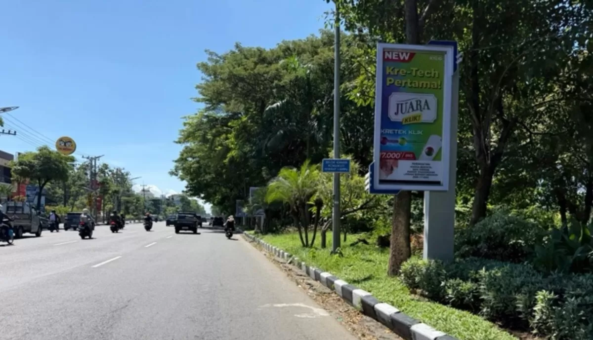 Salah satu dari puluhan reklame di pulau jalan Diponegoro surabaya