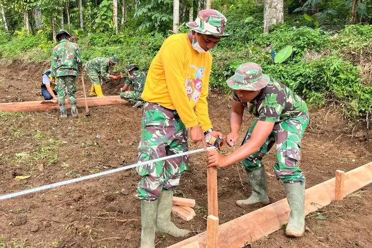 Proses pengerjaan pembangunan huntara oleh TNI yang berada di Lapangan Bola SDN 05 Kayu Pasak, Slareh Aia, Kecamatan Plamebayan, Kabupaten Agam