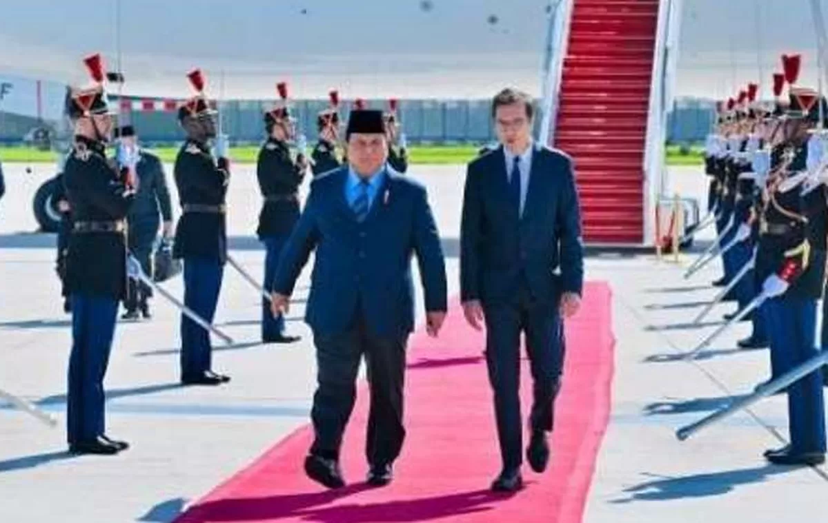 Presiden Prabowo Subianto (kiri) saat tiba di Bandara Orly, Paris, Prancis. (ANTARA/HO-BPMI Sekretariat Presiden)