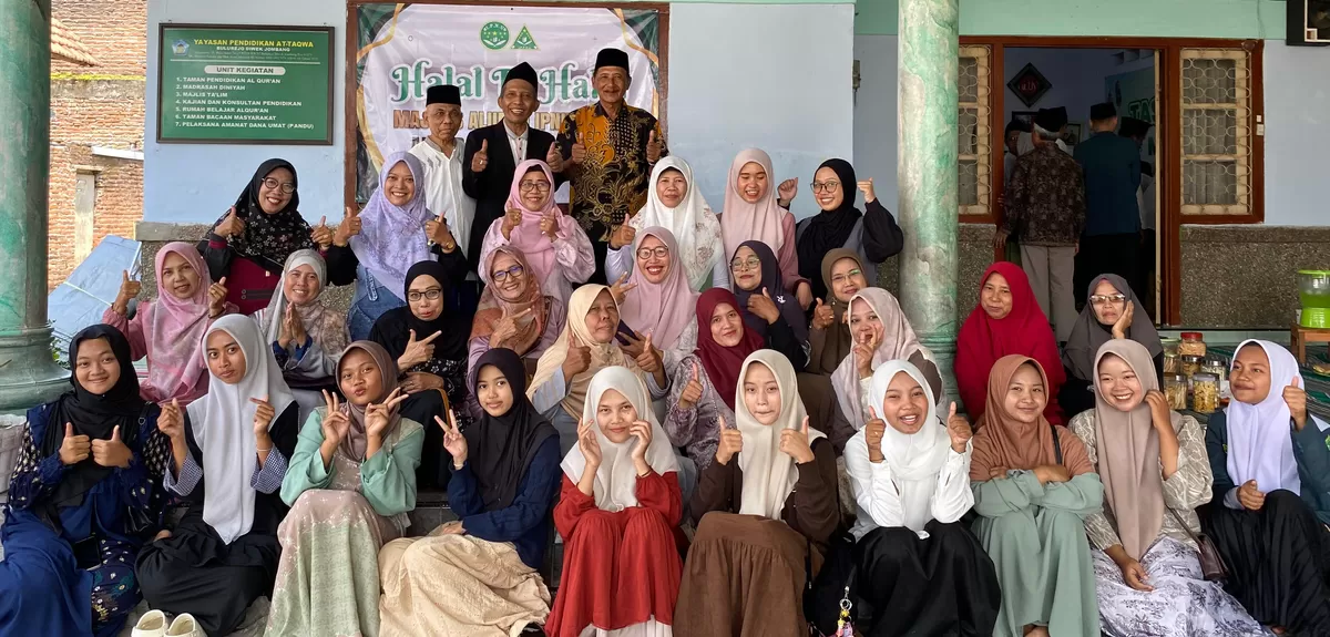Pengurus IPNU-IPPNU Kecamatn Diwek, Kabupaen Jombang usai melaksnakan halal bihalal. (SketsaNusantara.id)