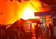 Pamapta Polres Singkawang Gerak Cepat Tangani Kebakaran di Roban, Delapan Rumah Terbakar
