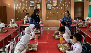 Melihat MBG di SDN Sukamaju 10 Depok, Walau Terlambat Distribusi Tetap Disambut Antusias Warga Sekolah