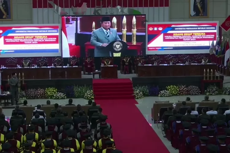 Menhan Prabowo Subianto memberikan sambutan di hadapan 573 mahasiswa saat menghadiri wisuda Unhan RI di Sentul, Bogor, Senin (12/2/2024).
