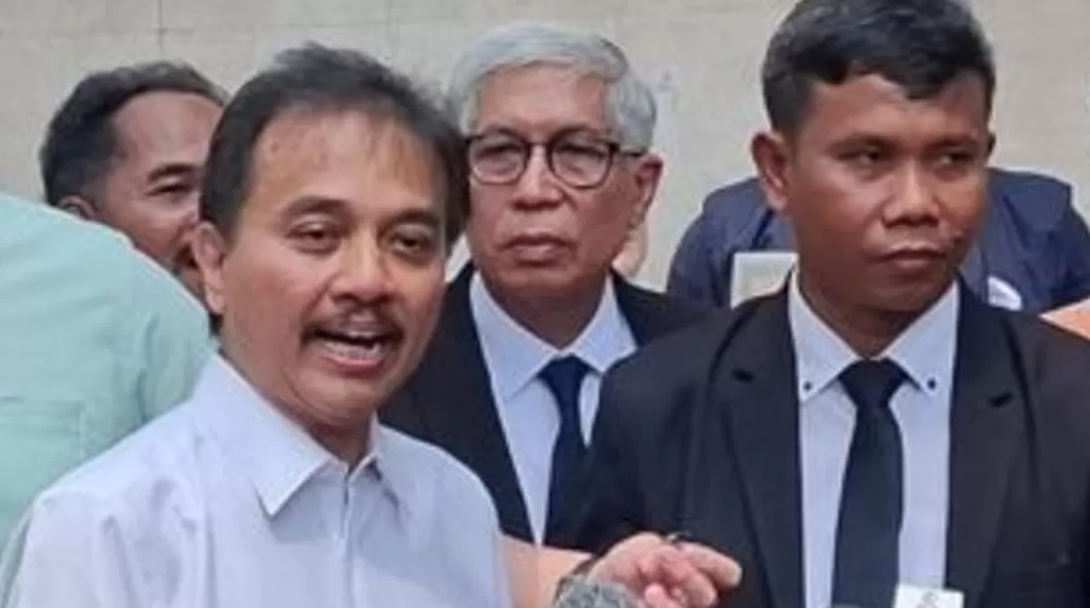 Roy Suryo saat memberikan keterangan kepada awak media.