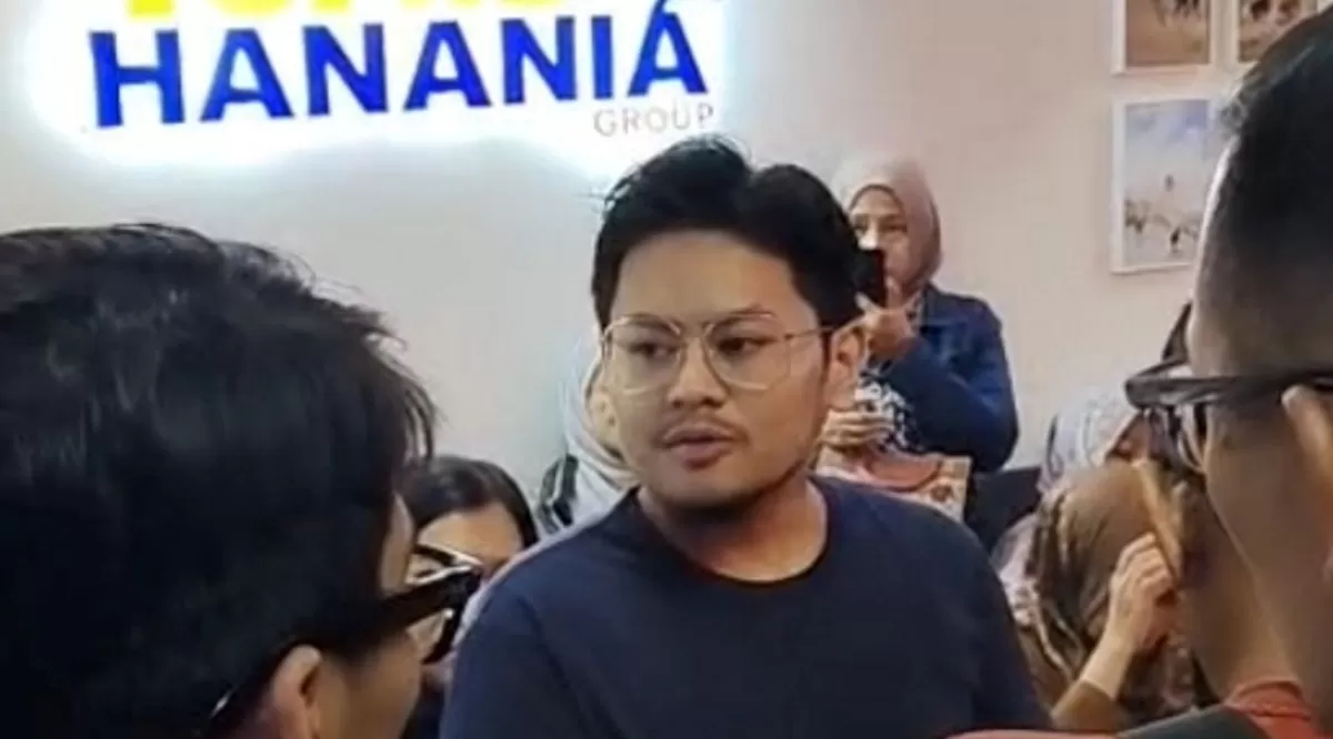 Dirut PT Hanania, Ahmad Syah Farhan saat menemui ratusan calon jemaah umroh yang mendatangi kantornya.