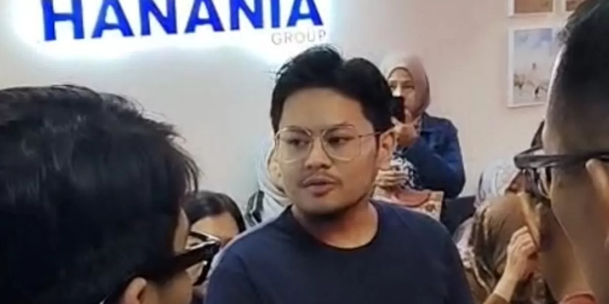 Dirut PT Hanania, Ahmad Syah Farhan saat menemui ratusan calon jemaah umroh yang mendatangi kantornya.
