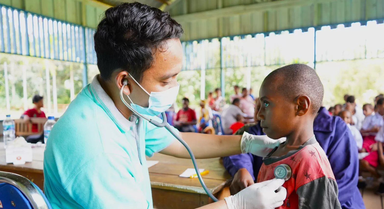 Pelayanan kesehatan gartis yang dilakukan di Kampung Selil                                  (tse group)