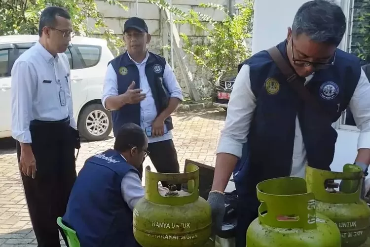 UPTD Metrologi Legal Kota Depok. Kepala Disdagin Kota Depok, Dudi Mi'raz Imaduddin bersama tim UPTD Metrologi Legal sidak pengisian gas epliji, pekan ini. (ISTIMEWA)