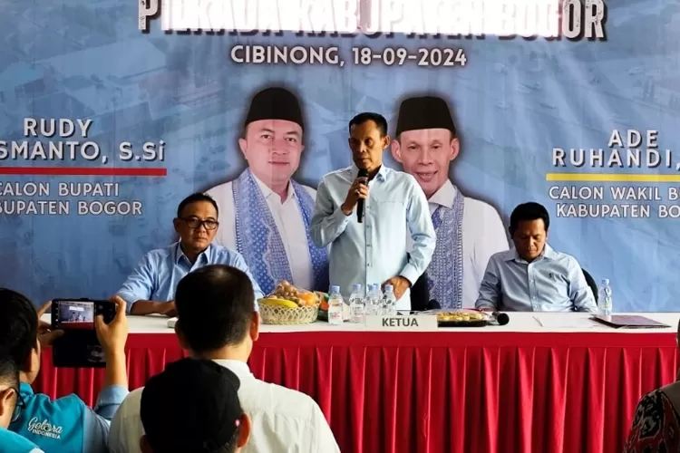 Calon wakil bupati Bogor Ade Ruhandi atau Jaro Ade saat menghadiri rapat koordinasi tim pemenangan Rudy-Jaro Ade.