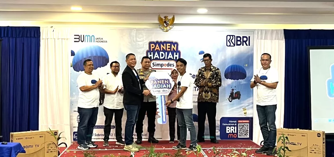 Manager Bisnis Mikro BO Sentani Onni Novrianto, saat menyerahkan secara simbolis hadiah Grand Prize Mobil Pickup New Carry WD ACPS 24 An. Surya Nur Alamsyah, Nasabah Tabungan BRI Unit Lereh, Sentani. ((Ceposonline.com/Priyadi))