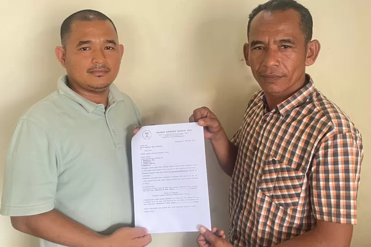 Peternak ayam pedaging di Abdya Muhammad Hatta bersama kuasa hukumnya Miswar melayangkan gugatan PT PLN ke Pengadilan Negeri Blangpidie