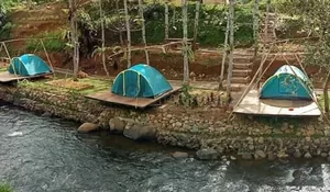 Pas Buat Liburan Awal Tahun, Tempat Camping ini Punya Tenda Persis di Pinggir Sungai