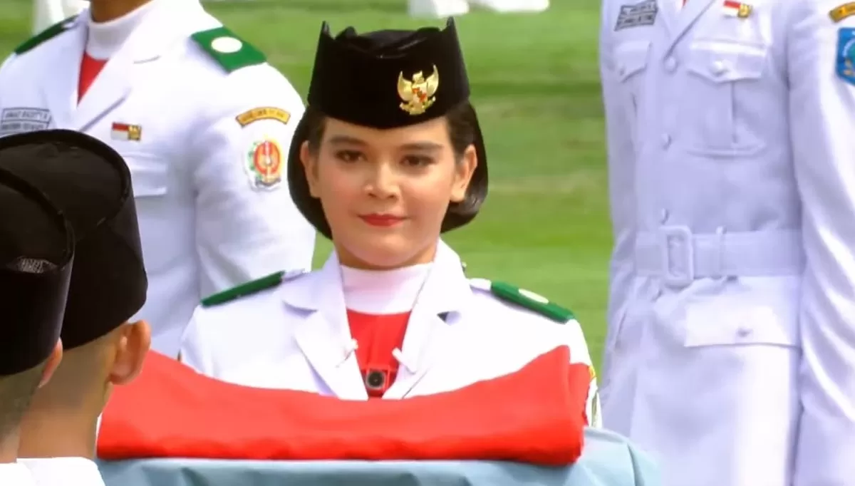 Celine Olivia Apriani Theo, siswi SMKN 5 Pontianak yang bertugas sebagai pembawa baki HUT 81 RI. (YouTube/Sekretariat Presiden)