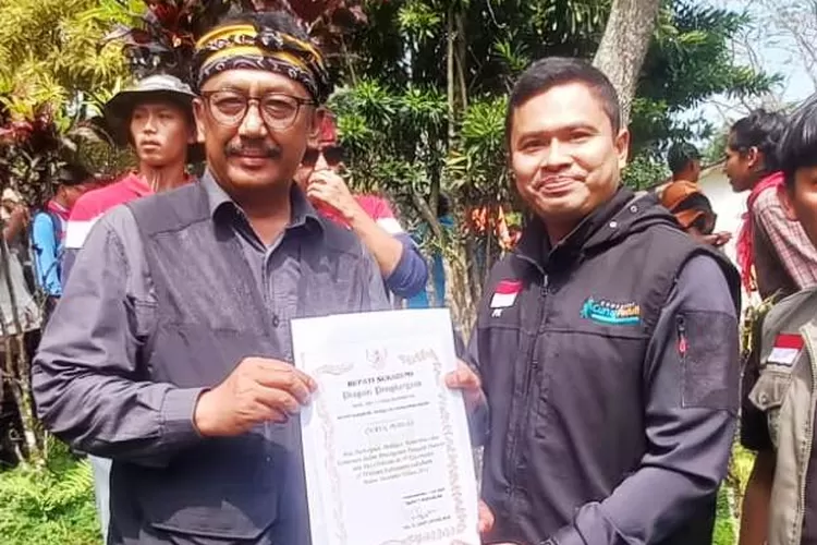 Prosesi Penyerahan piagam penghargaan, kepada Komunitas Curug Peduli, Kelurahan Curug, Kecamatan Bojongsari di BMC, Kadudampit, Jawa Barat Sabtu (12/7). (KOMUNITAS CURUG PEDULI FOR RADAR DEPOK)