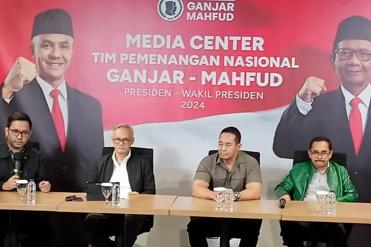 Aria Bima (Dia dari kiri) dalam konferensi pers mengenai Penetapan Calon Presiden dan Wakil Presiden oleh KPU serta Netralitas Aparat pada Pilpres 2024, yang digelar di Media Center TPN Ganjar-Mahfud, Rumah Cemara 19, Menteng, Jakarta Pusat