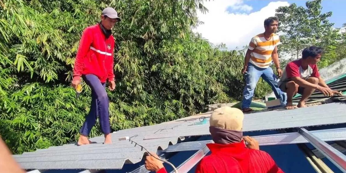 Inisiatif sosial "Program Ganti Atap Rumah Wartawan" hasil kolaborasi Promedia Group dan PT Sirkular Karya Indonesia (SKI) kini menjangkau Kabupaten Ciamis, Jawa Barat. Kali ini giliran Arman, jurnalis Portaloka.id (Dok. Portaloka.id/Arman)