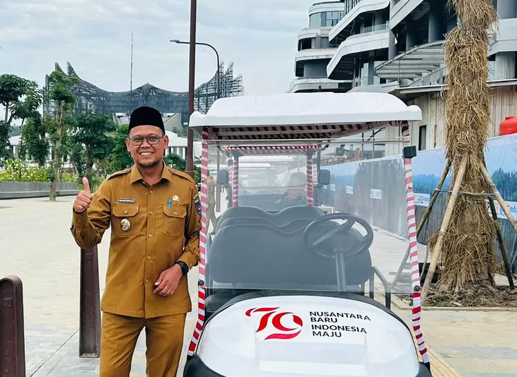 Wakil Walikota Depok Imam Budi Hartono sedang berada di pelataran Istana Garuda IKN, Kalimantan Timur (Kaltim).