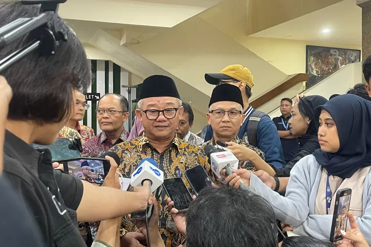 Mendikdasmen, Abdul Muti didampingi Wamendikdasmen, Atip Latipulhayat memberikan keterangan kepada awak media saat Taklimat Media di Jakarta, Rabu (22/10/2025) &ndash; Foto: Henri Lukmanul Hakim
