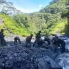 Satgas Mobile Raider 300 Bersama Masyarakat Papua Membersihkan Jalur Antar Distrik