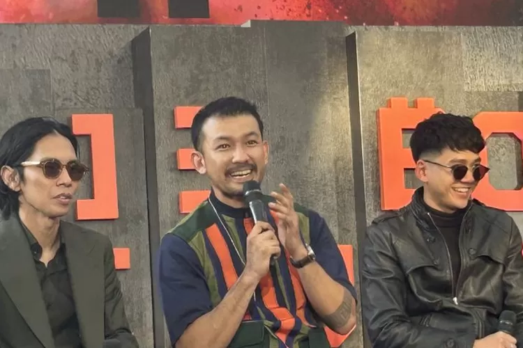(Dari kiri-kanan) Sutradara film &ldquo;13 Bom Di Jakarta&rdquo; Angga Dwimas Sasongko, Rio Dewanto, dan Chicco Kurniawan saat menghadiri acara penayangan perdana film &ldquo;13 Bom Di Jakarta&rdquo; di kawasan Epicentrum, Jakarta Selatan, Kamis sore (21/12/2023).  (ANTARA/Vinny Shoffa Salma)