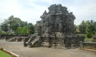 Umat Buddha yang melakukan ritual agama di Candi Ngawen Kabupaten Magelang selalu menghadap ke Borobudur