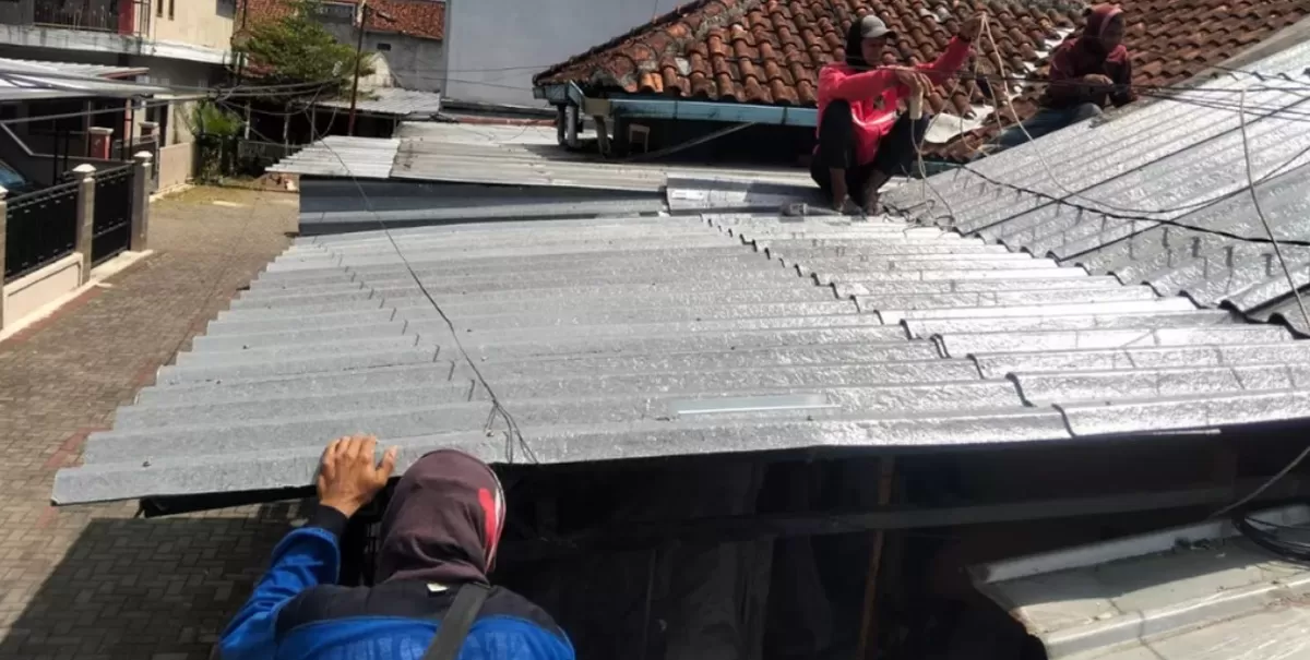 Rumah milik Farhan, Pimpinan Redaksi Mediapriangan.com mitra Promedia Group, di Kecamatan Singaparna, Kabupaten Tasikmalaya, kembali nyaman ditempati berkat kolaborasi PT SKI, Promedia Group, dan Alduro. (Dok. Mediapriangan.com)