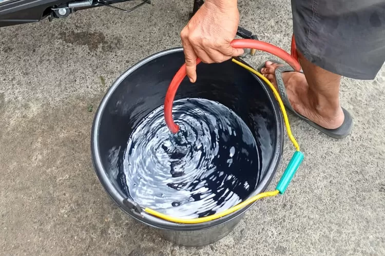 Seorang pria mengeluarkan BBM dari kendaraan akibat salah isi di SPBU Pertamina 14.203.180 Patumbak, Senin (26/2/2024) lalu.