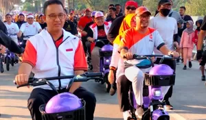 Hadiri Senam di Depok, Anies Baswedan Naik Sepeda Listrik : Ditemani Imam Budi Hartono 