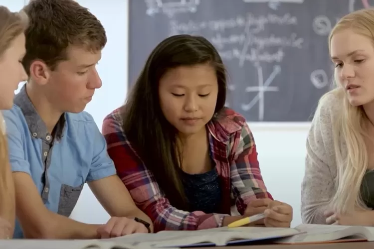 Menyerap informasi (Foto/YouTube - @kompascom.)