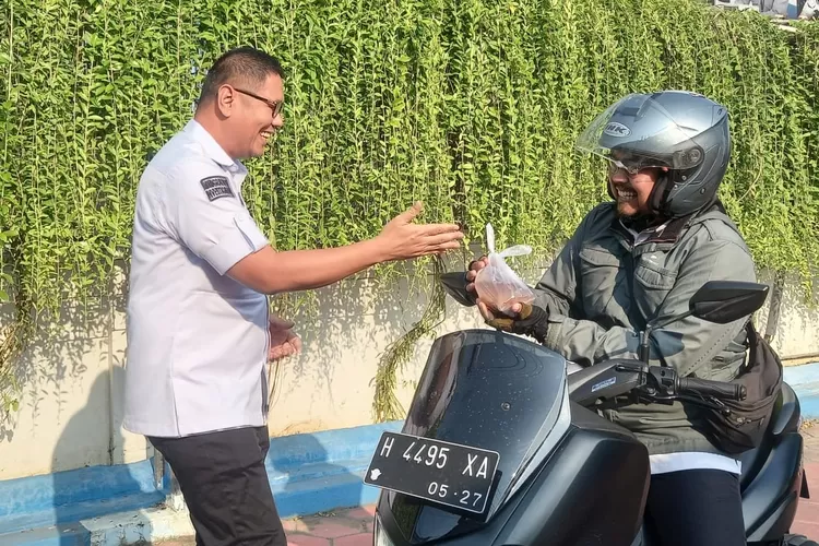Tebar Kebaikan Ramadhan, Imigrasi Semarang Bagikan Takjil Gratis
