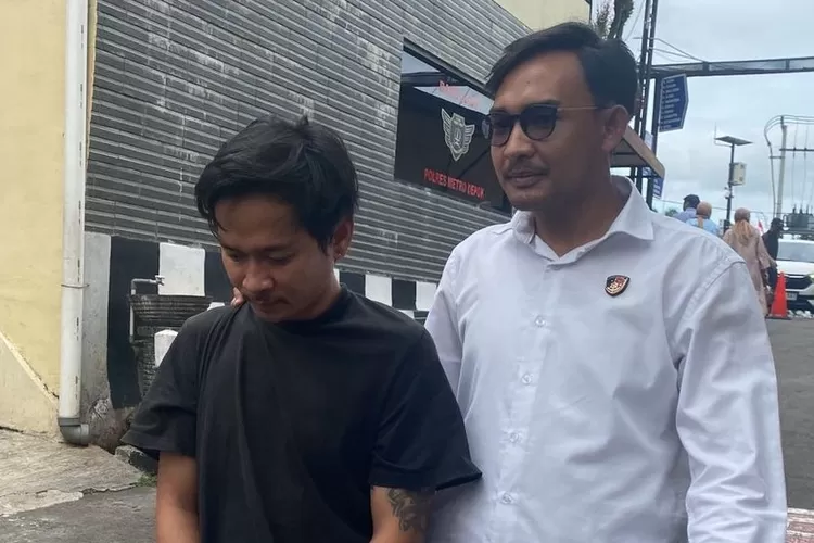 Luthfi Ramdhani (Kiri) pelaku KDRT di Kelurahan Mampang, Kecamatan Pancoranmas, Depok sedang digiring ke Polres Metro Depok, Senin (2/12). (ISTIMEWA)