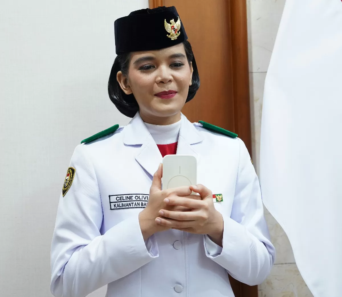 Foto : Sosok Celina Olivia, Siswi SMKN 5 Pontianak yang Bawa Baki Merah Putih di Hadapan Prabowo. (Dok.Setpres)