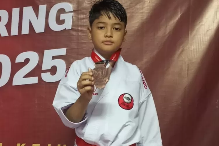 Raditya Fazal Munawar siswa SDN Cilangkap 3 yang mendapatkan juara 3 kompetisi Kejuaraan Nasional Karate Inkado Empowering yang diadakan di GOR Gulungan Jakarta, pada 21- 23 Februari 2025. (ANDIKA EKA/RADAR DEPOK)