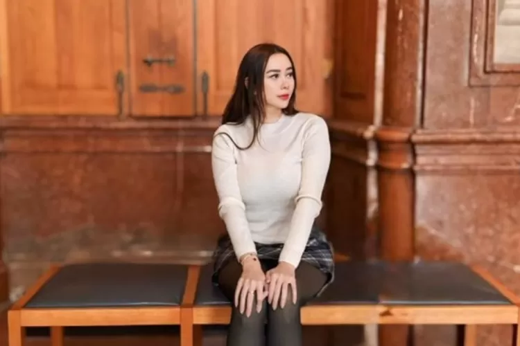 Aura Kasih kembali diisukan pernah satu hotel dengan Ridwan Kamil (IG/@aurakasih)