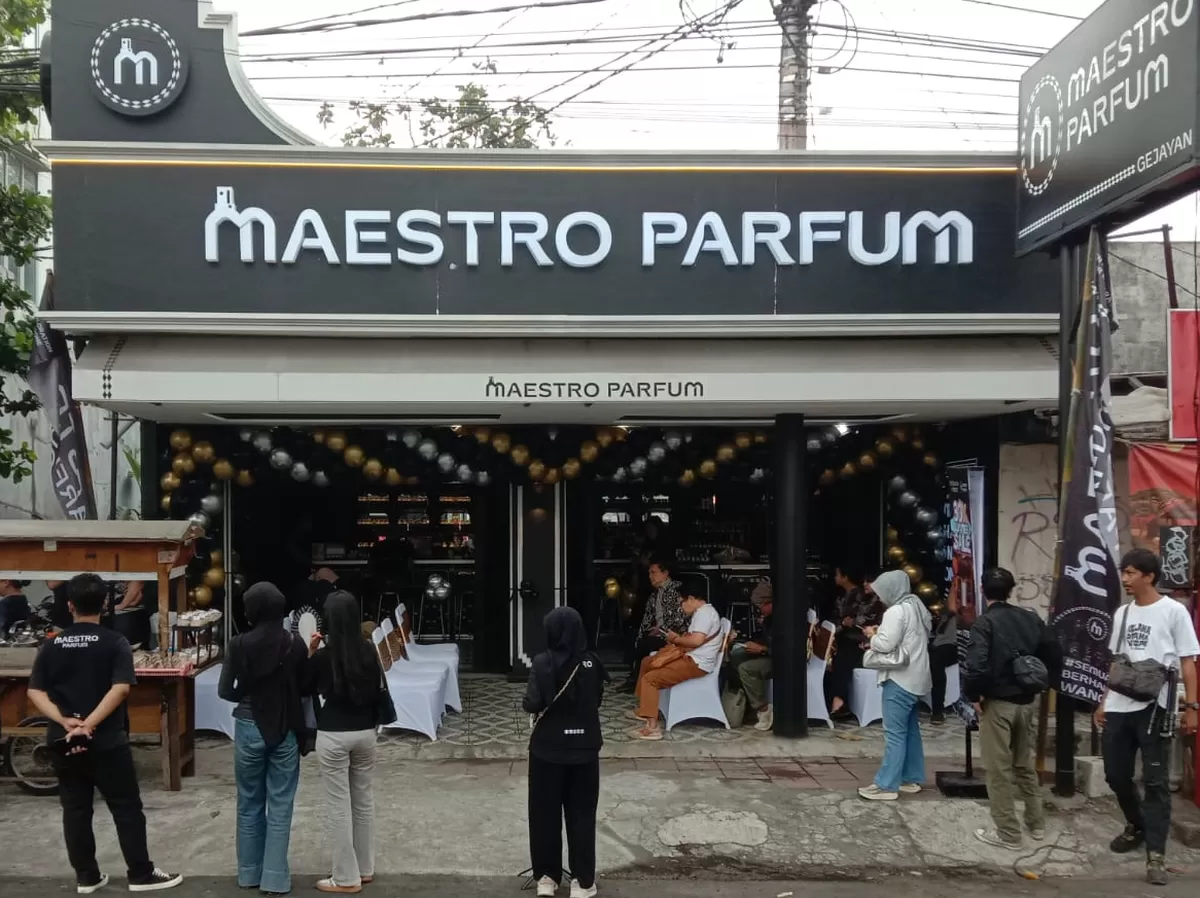 warga mulai berkerumun pada grand opening GERAI Maestro Parfum (SP.news/ Philipus Anton)