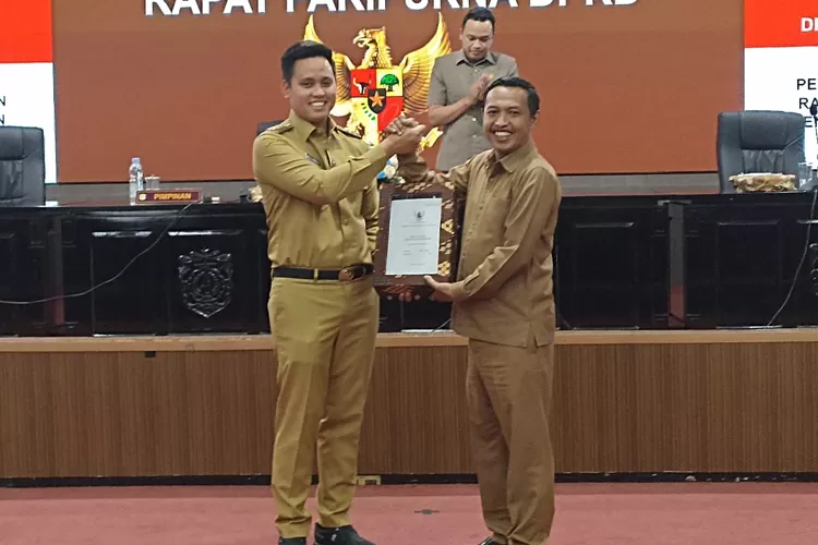 Bupati Kendal Dico M Ganinduto menyerahkan Buku Raperda tentang Anggaran Pendapatan dan Belanja Daerah Tahun Anggaran 2025 kepada ketua DPRD sementara.  (edi prayitno/kontributor kendal)