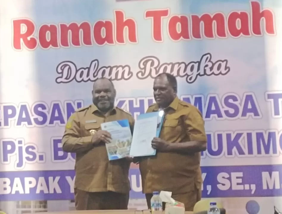 Pjs. Bupati Yahukimo Yakobus Way menyerahkan dokumen memori pelaksana tugas pejabat sementara kepada Bupati Yahukimo Didimus Yahuli, SH, MH selesai cuti masa Kampanye, di Kantor Bupati Yahukimo. (Ceposonline.com/humas)