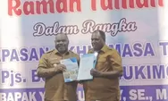 Didimus Yahuli Selesai Cuti, Pjs Bupati Yakobus Way Serahkan Tugas
