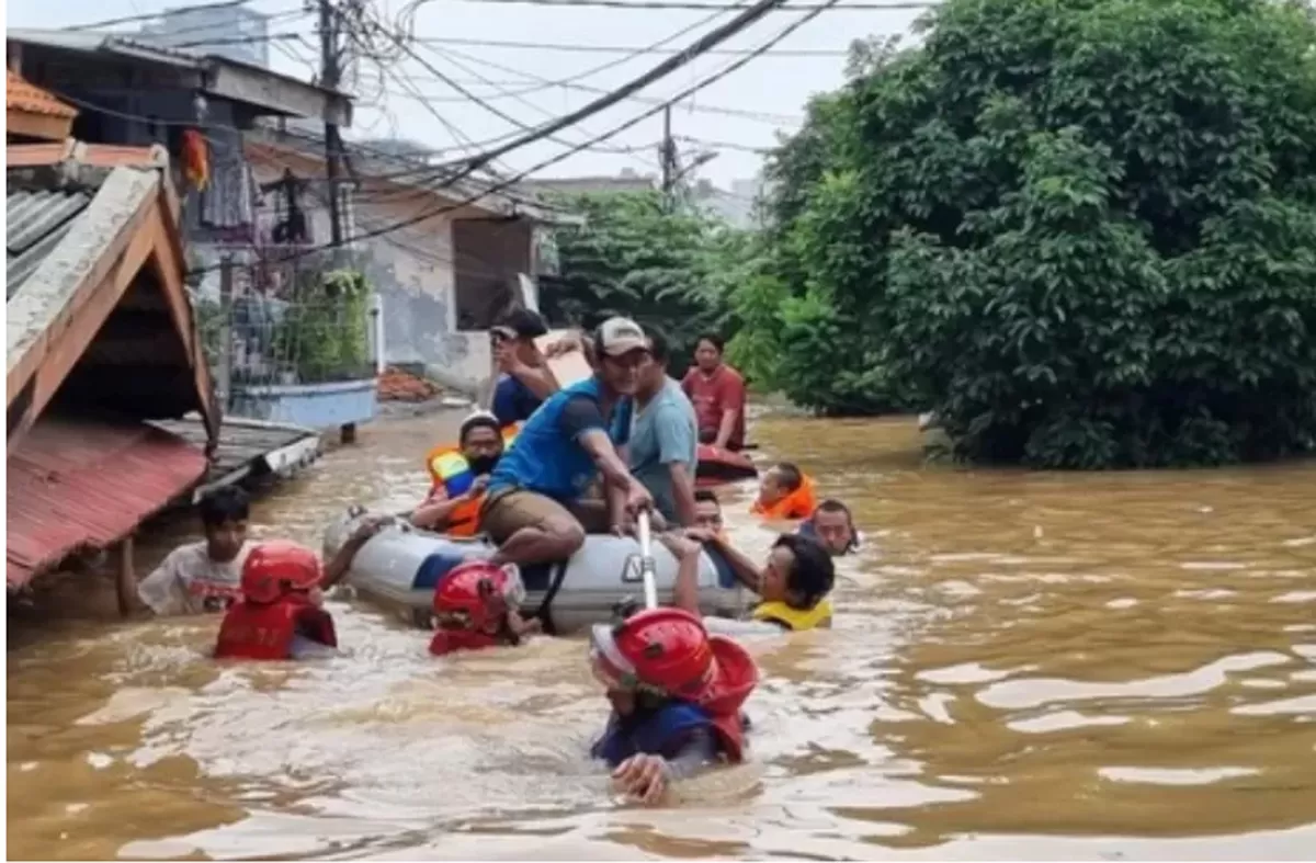 Ilustrasi Foto. Banjir Jakarta merendam 20 kelurahan, lebih dari 1.600 warga mengungsi. BPBD dan BNPB terus lakukan penanganan.