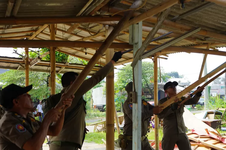 Penertiban bangunan yang didirikan PKL.di Pasar Parung dan Gunung Sindur. (KABAR BOGOR)